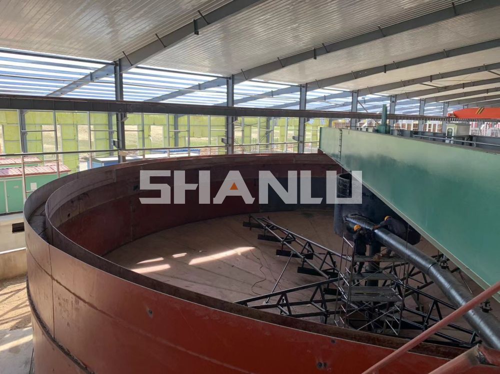 为黄金矿选矿企业提供浓密机安装现场服务，保障沉降稳定、溢流澄清、时处理120吨达