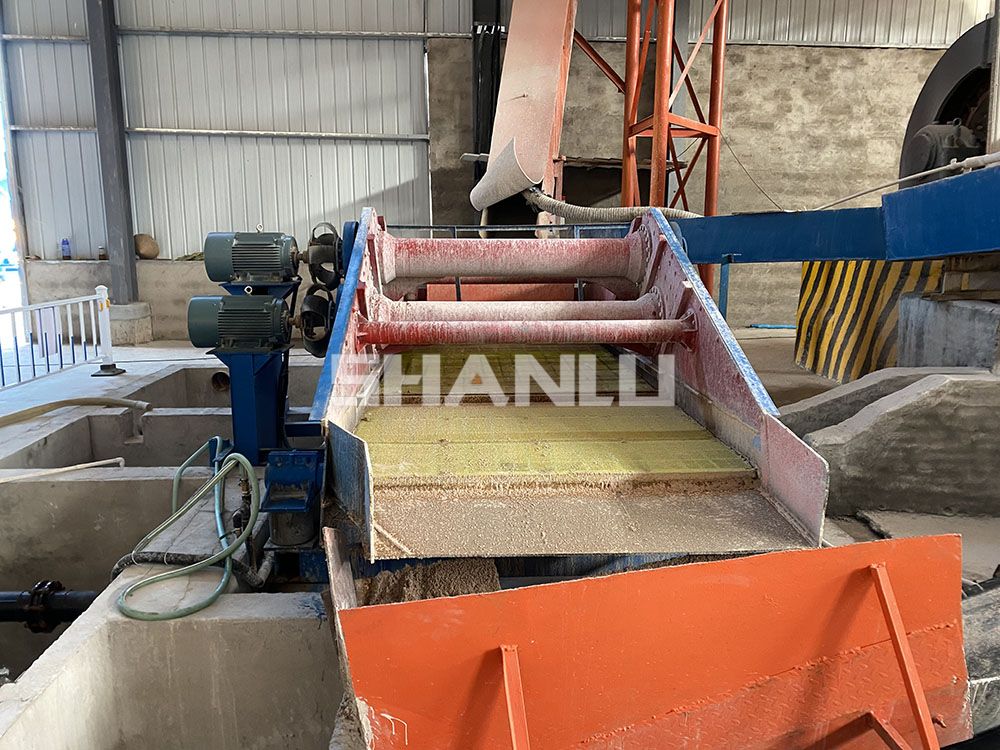 尾矿处理企业振动脱水筛工作场景：脱水稳定、滤饼干度达标、时处理100吨达产