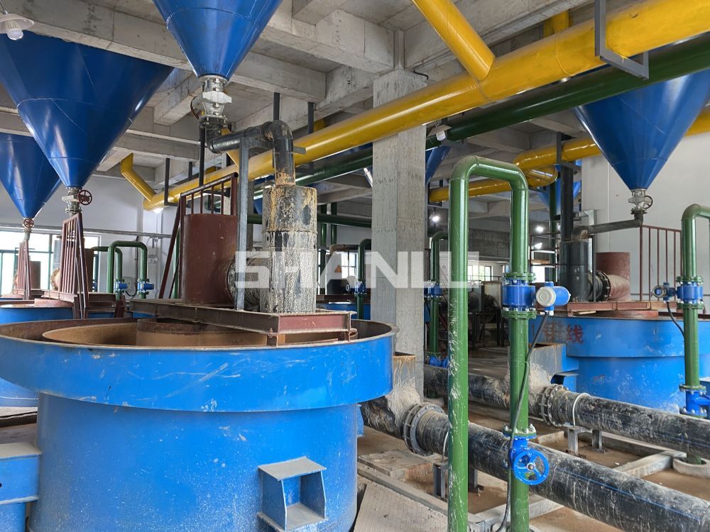 为光伏砂加工企业建设年产100万吨生产线，投产后运行稳定、环保达标并实现设计产能